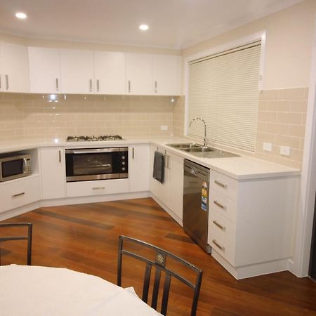 Silver House - Melbourne Airport Accommodation - 7 Minutes From Melbourne Airport Esterno foto