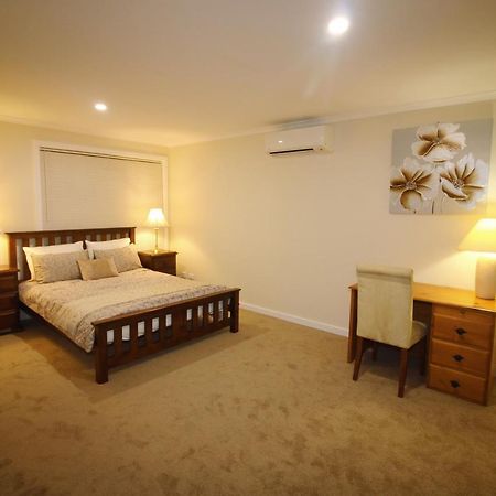 Silver House - Melbourne Airport Accommodation - 7 Minutes From Melbourne Airport Esterno foto