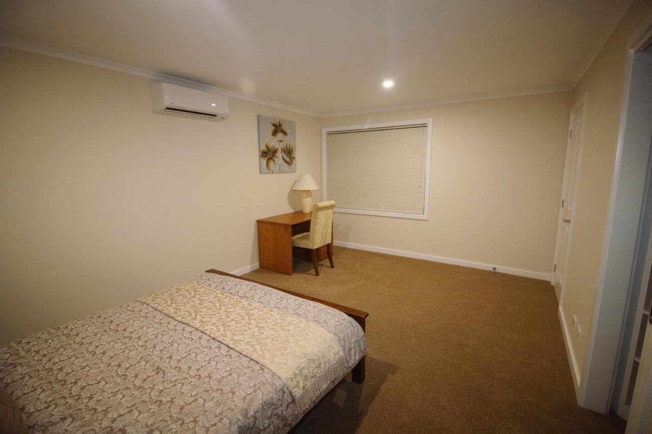Silver House - Melbourne Airport Accommodation - 7 Minutes From Melbourne Airport Esterno foto