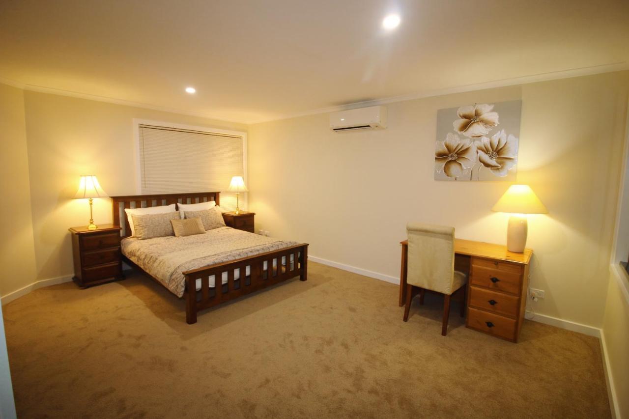 Silver House - Melbourne Airport Accommodation - 7 Minutes From Melbourne Airport Esterno foto